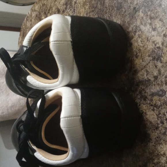 Tennis shoes - Picture 2 of 5